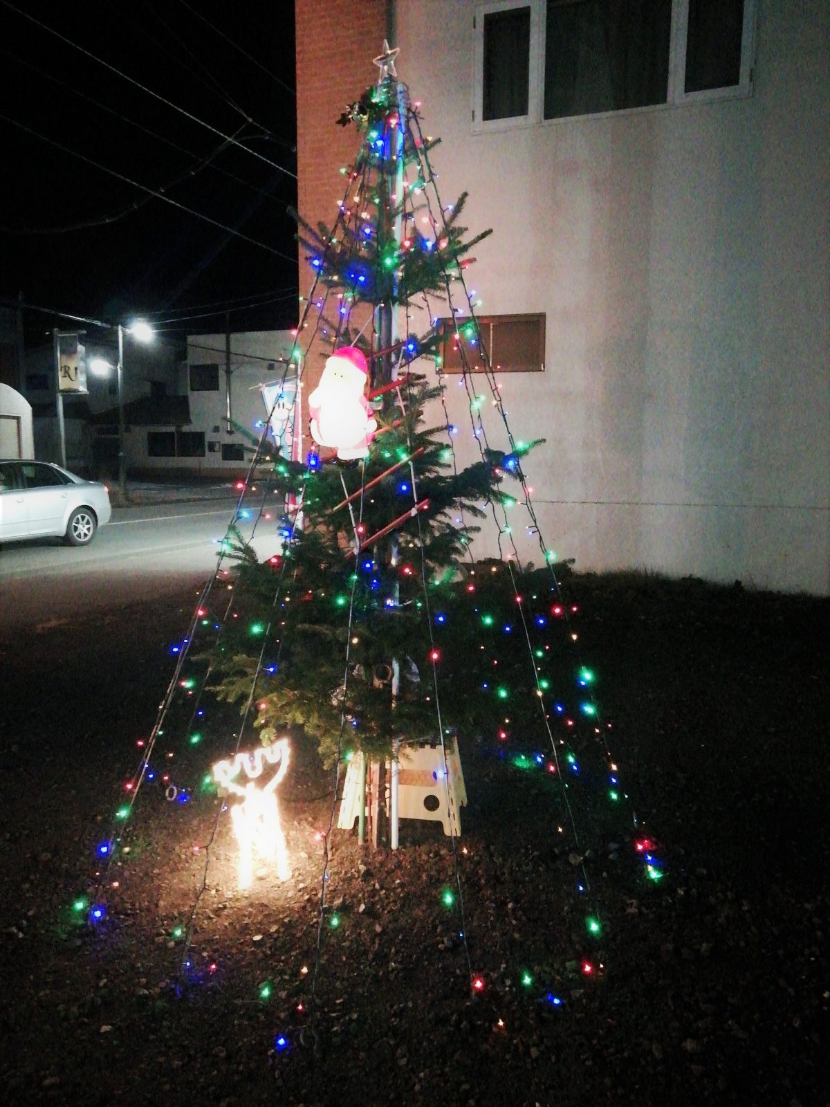 商店街にクリスマスツリー出現！